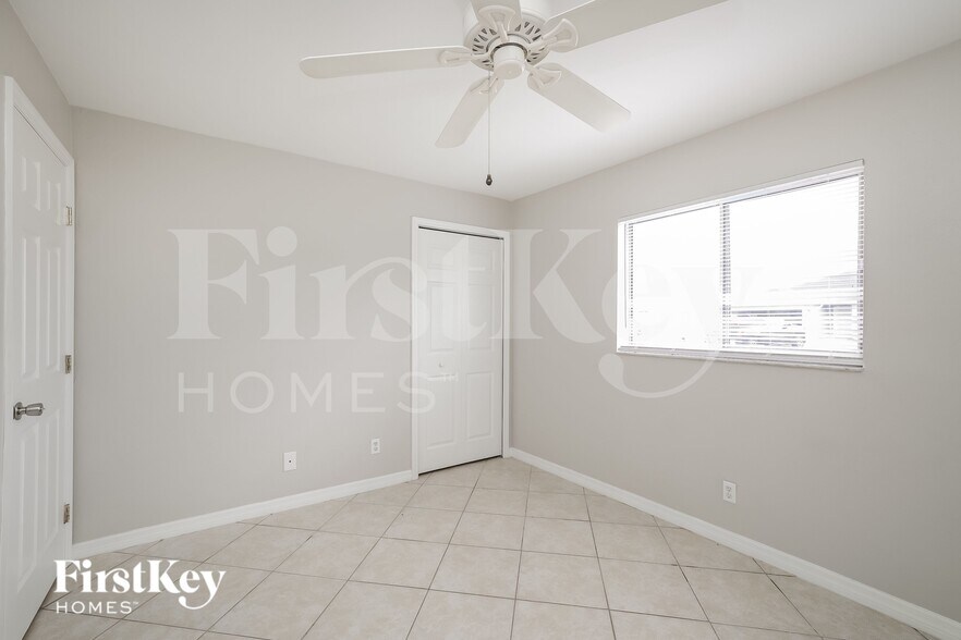 Building Photo - 1505 NE 10th Ln