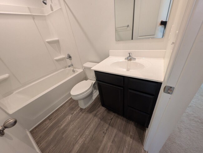 Building Photo - Pristine Townhome located in the North End Commons Community!