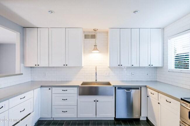 Building Photo - 4142 E Calle Redonda