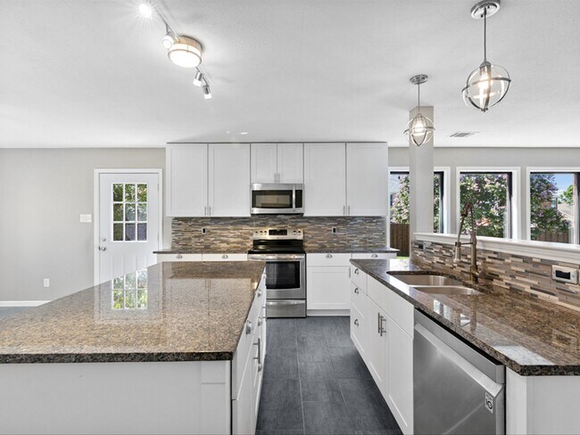 Building Photo - 5304 Los Altos Rd