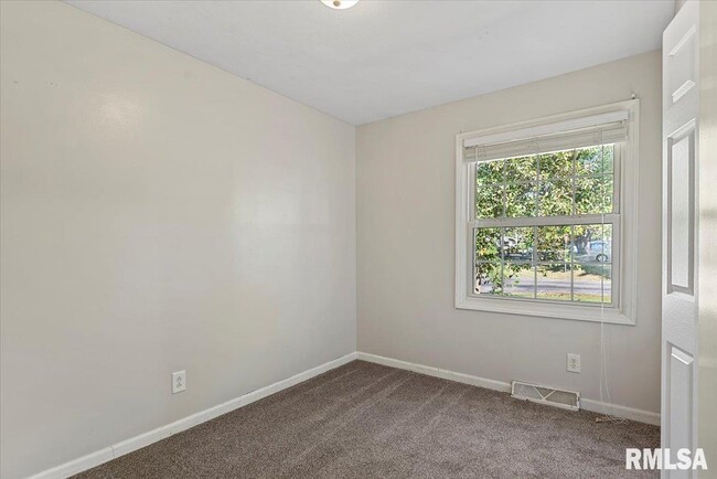 Building Photo - 400 Lexington Heights Dr