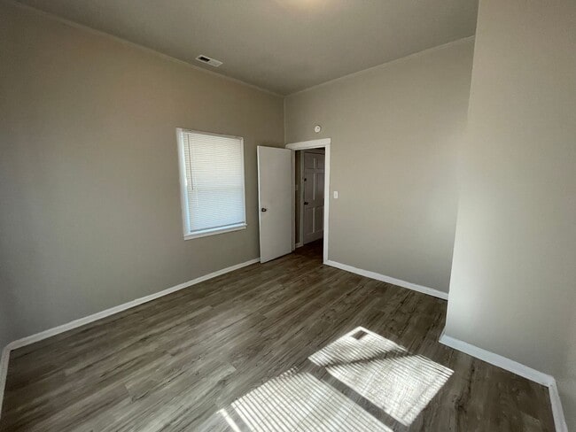 Building Photo - 705 Live Oak St