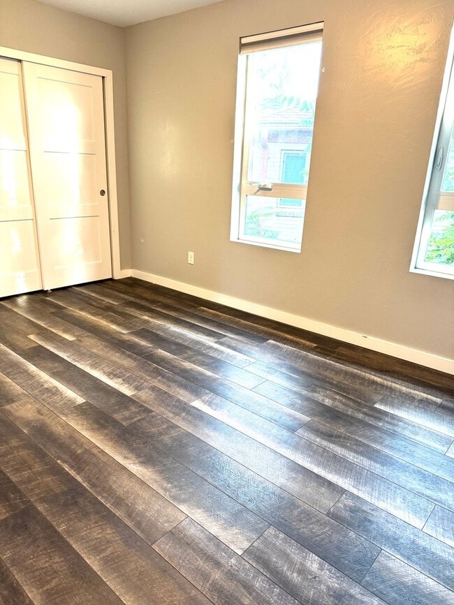 Building Photo - NEWER CONSTRUCTION AND PRIME LOCATION!! Amazing 3 bed/2 bath top 1/2 of duplex.