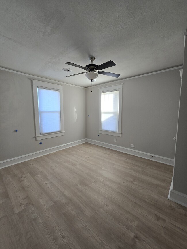 Building Photo - 434 Creek Ave