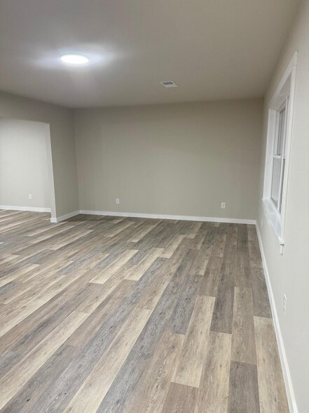 Building Photo - 6580 Fairway Dr W