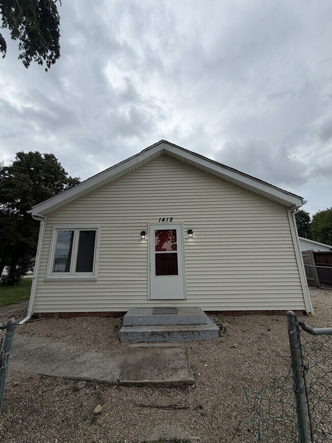 Building Photo - 1412 N Harris Ave