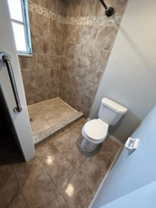 Building Photo - Large  3 bedroom, 2 bath pool home.