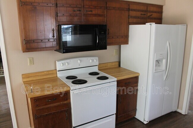 Building Photo - 2010 Sky Vista Dr W