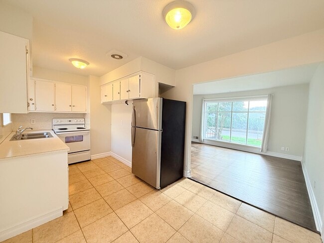 Building Photo - Updated 3-Bedroom Home with Fenced Yard & Garage in Portland