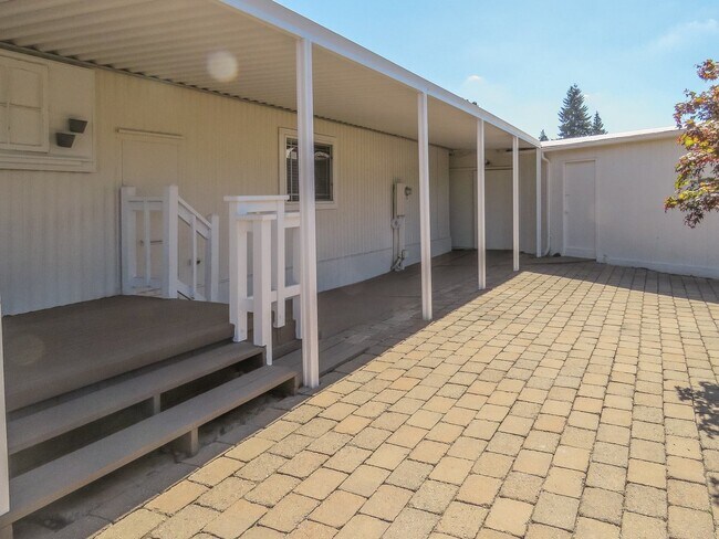 Building Photo - 3 bedroom 2 bath available in Century Meadows Park in Aurora !!