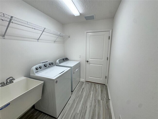 Building Photo - 528 Cherry Creek Wy
