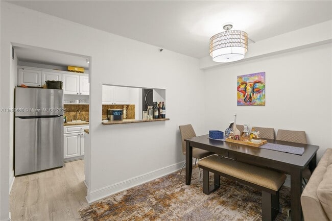Building Photo - 2457 Collins Ave