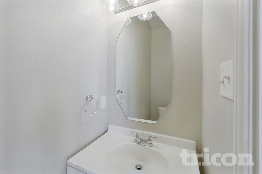 Building Photo - 1082 Suffolk Ln