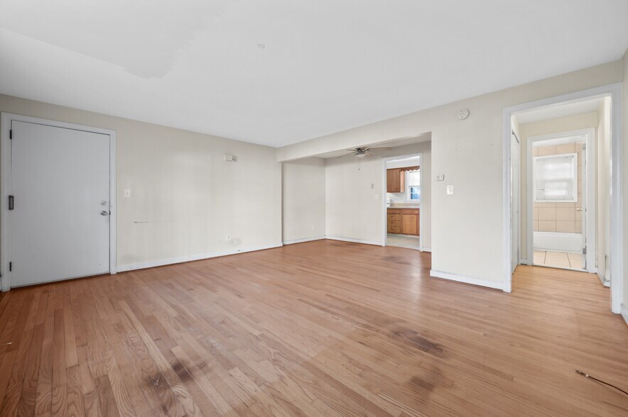 Building Photo - 67 Oak St