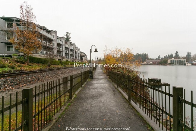 Building Photo - Top Floor Two Bedroom Lakefront Condo in D...