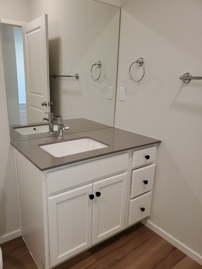 Building Photo - Fort Collins Brand New 2 Bed / 2 Bath 1st ...