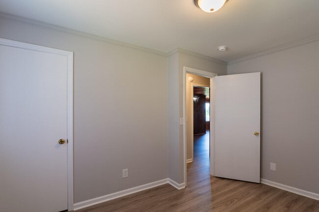 Building Photo - 1032 Bedford Dr