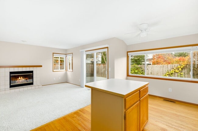 Building Photo - Beautiful and Bright 3 Bedroom Home in Klahanie