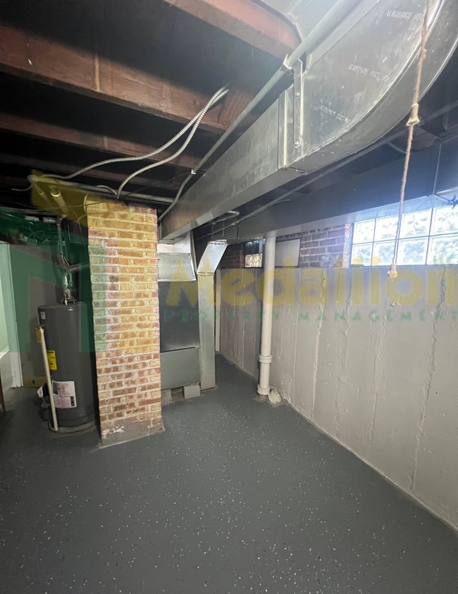Building Photo - Spacious 4-5 Bedroom, 2-Bath Corner Lot Ho...