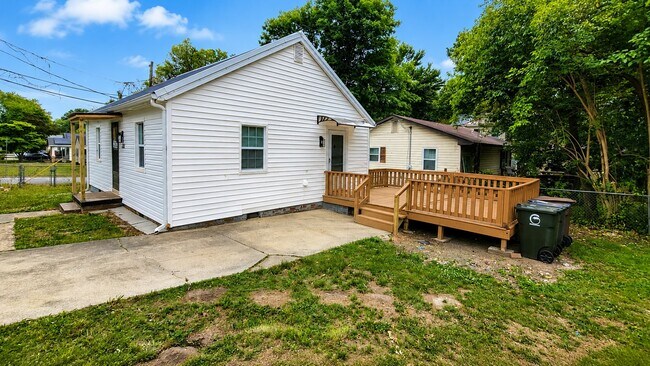 Building Photo - 1401 Oak St