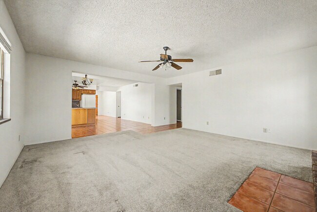 Building Photo - 2822 E Willow Ave