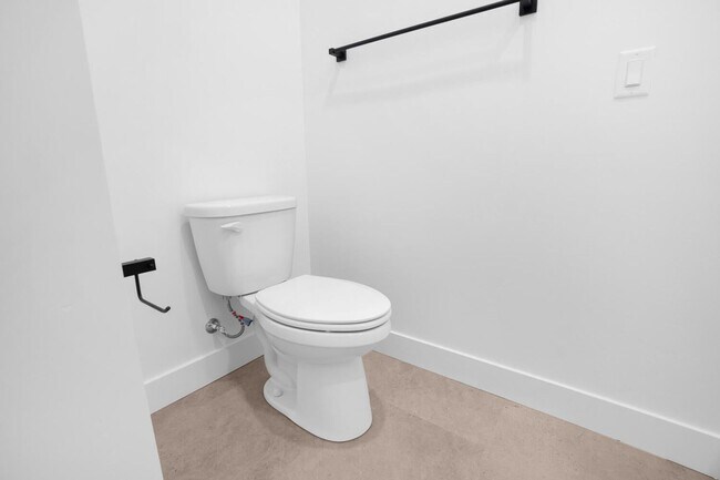 Building Photo - HURRICANE TOWNHOME!! Pet Friendly!