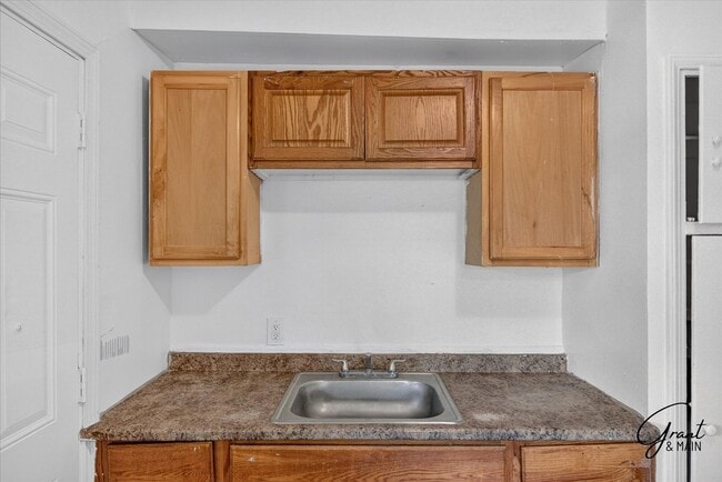 Building Photo - $1250 2 bedroom