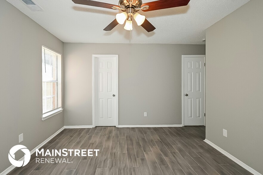 Building Photo - 4568 Summer Creek N