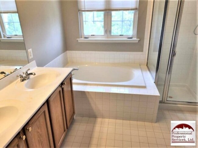 Building Photo - Luxury Townhome!
