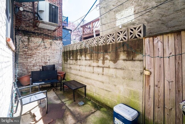 Building Photo - 1938 Pine St