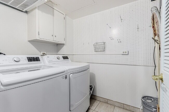 Building Photo - 3131 E Alameda Ave