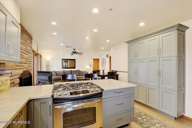 Building Photo - 8 Ortley Ave