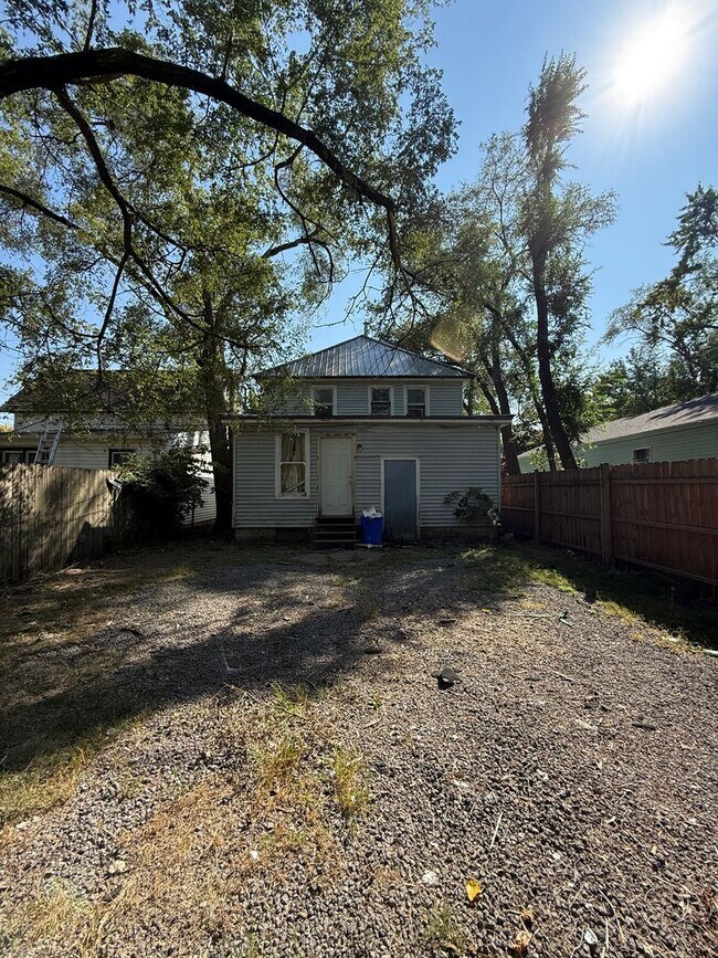 Building Photo - Large 4 bedroom Home