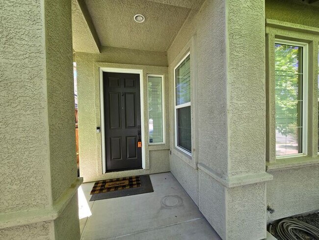 Building Photo - Spacious Modern Home in Spanish Springs