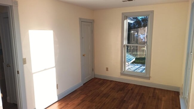 Building Photo - 6+ Bdrm Home Built 1895.  Close In.  With Pastures.