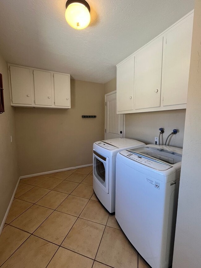 Building Photo - Charming 3 Bedroom 2 Bathroom Home In The NE!