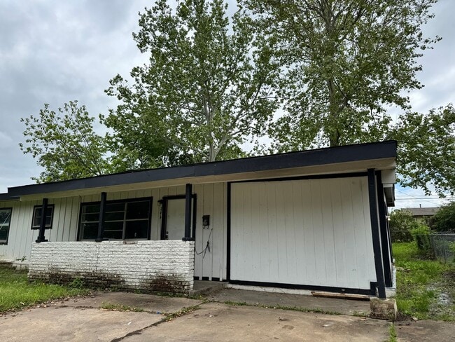 Primary Photo - Spacious Open 3 Bedroom Home