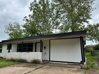 Building Photo - Spacious Open 3 Bedroom Home