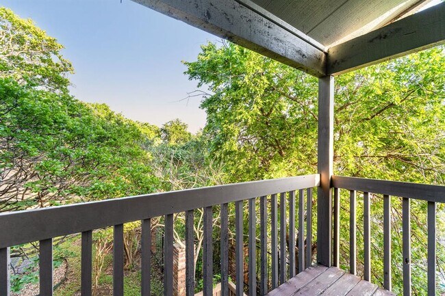 Building Photo - 7122 Wood Hollow Dr