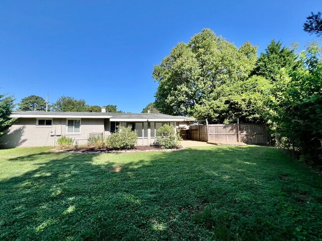Building Photo - 3-Bedroom Home In Laurel Manor - Fenced Ba...