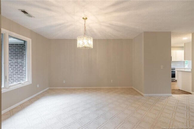 Building Photo - 789 Daphne Ln