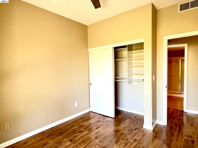 Building Photo - 3089 Lakemont Dr