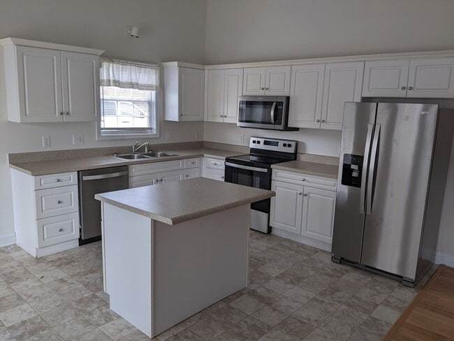 Building Photo - Escoba Bay Neighborhood 3 Bedroom Home