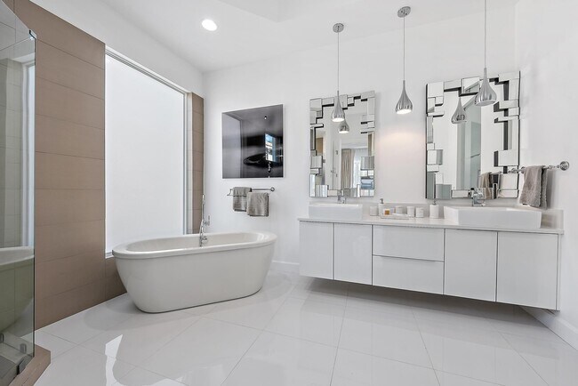 Building Photo - 8988 Lakes Blvd