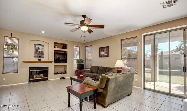 Building Photo - 2021 E Desert Inn Dr