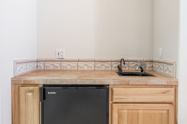 Building Photo - Mountain View Haven