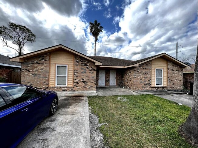 Building Photo - 2820 Pakenham Dr