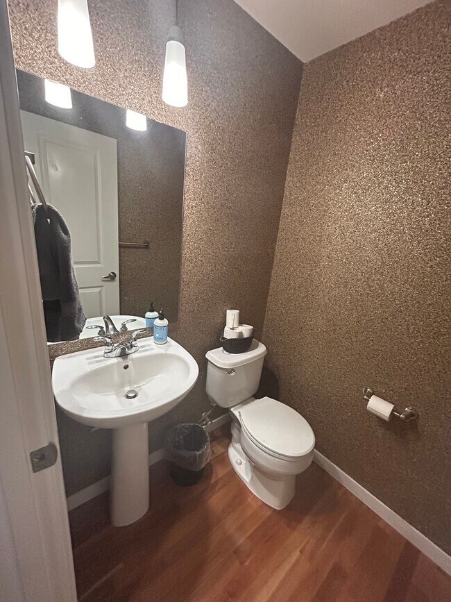 Building Photo - 2106 Yakima Ct S