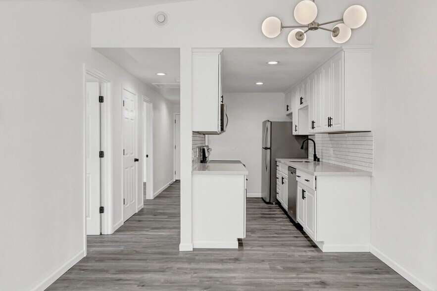 Building Photo - 10607 Des Moines Memorial Dr S