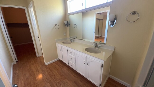Building Photo - 649 Daffodil Dr